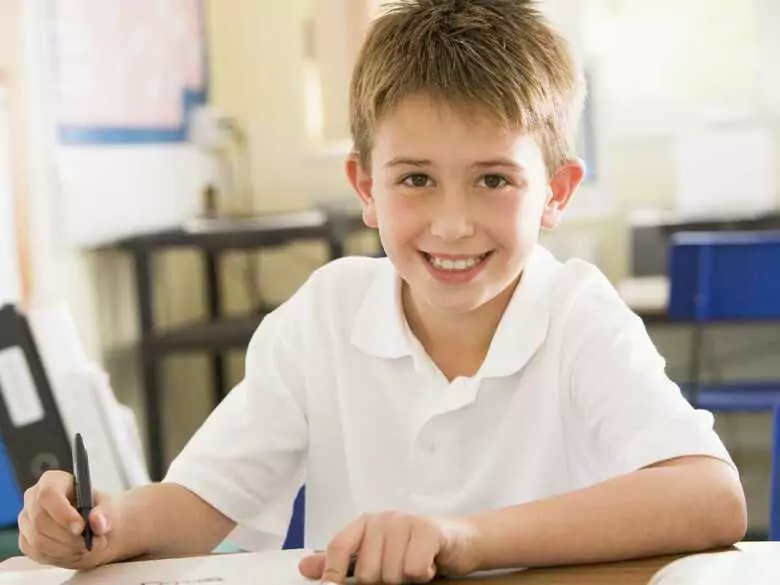 Kind macht sich mit Klebstoff schmutzig: Wie entferne ich ihn?