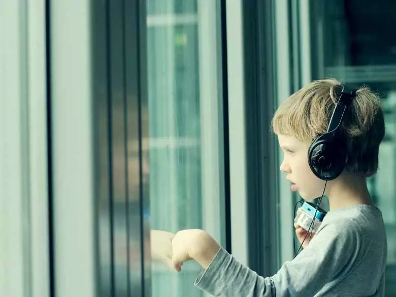 Was können die ersten Anzeichen einer Autismus-Spektrum-Störung sein?