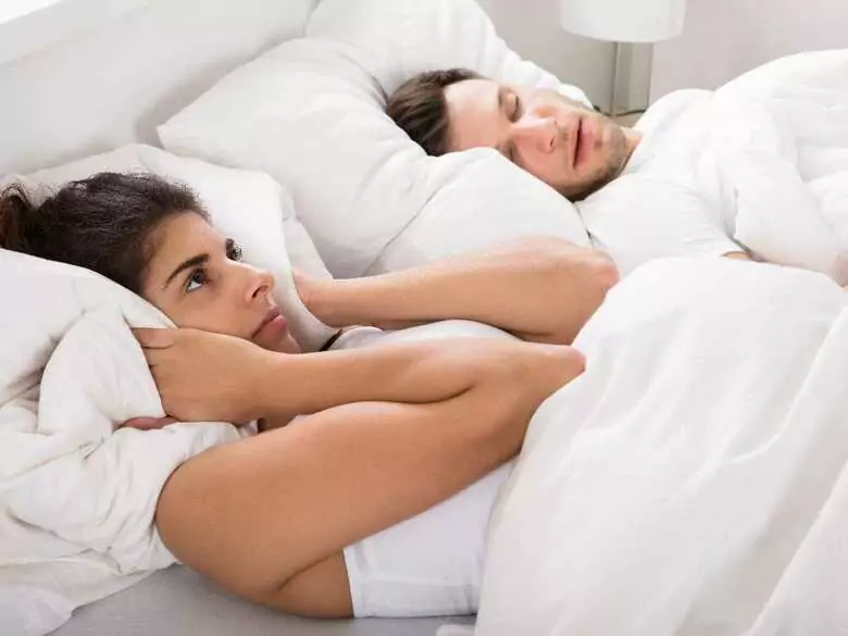 Schnarchen stört nicht nur Ihren Partner im Schlafzimmer, sondern schadet auch Ihrem Herzen