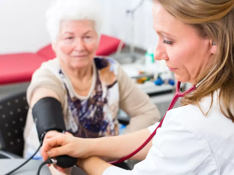 Postprandiale Hypotonie - Ursachen, Symptome, Diagnose, Behandlung