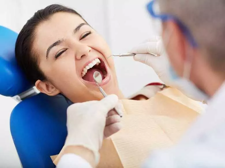 Entfernung von Zahnstein auf den Zähnen