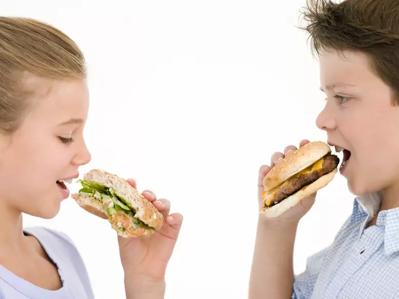 Fast Food - fördert es Herzkrankheiten bei Kindern?
