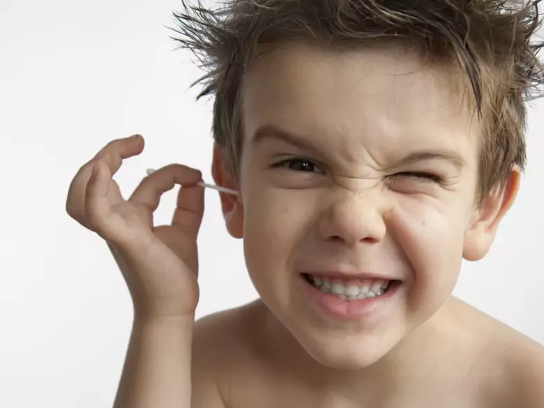 Spülen Sie die Ohren Ihres Kindes