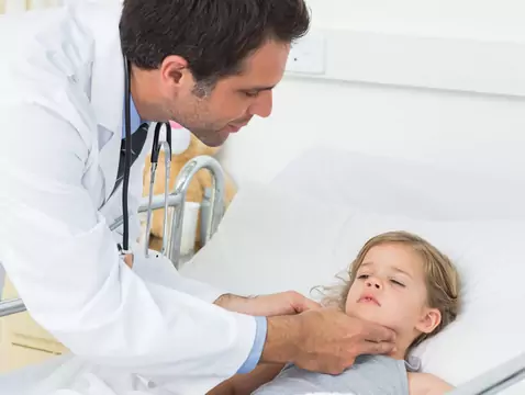 Kongenitales laryngeales Keuchen bei einem Kind