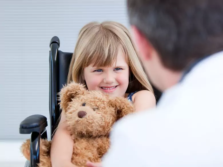 Was tun bei einem Milchzahn mit Karies und Eiter? Behandeln oder nicht behandeln?