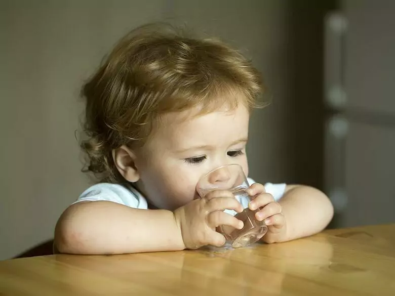 Wasser in der Ernährung eines Kindes