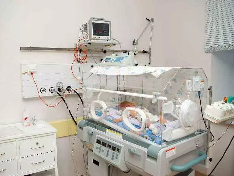 Wie führt man eine Wiederbelebung bei Neugeborenen durch?