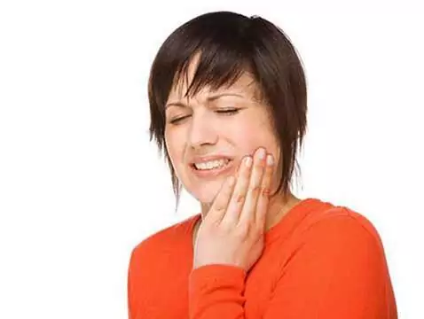 Abgebrochener Zahn und dunkles Zahnfleisch - Ursachen, Symptome, Diagnose, Behandlung