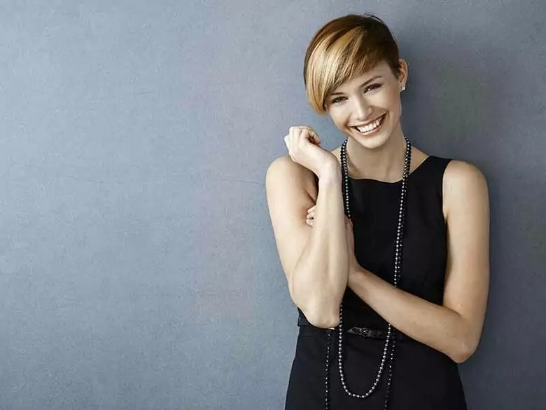 Ohrring im Zahnfleisch