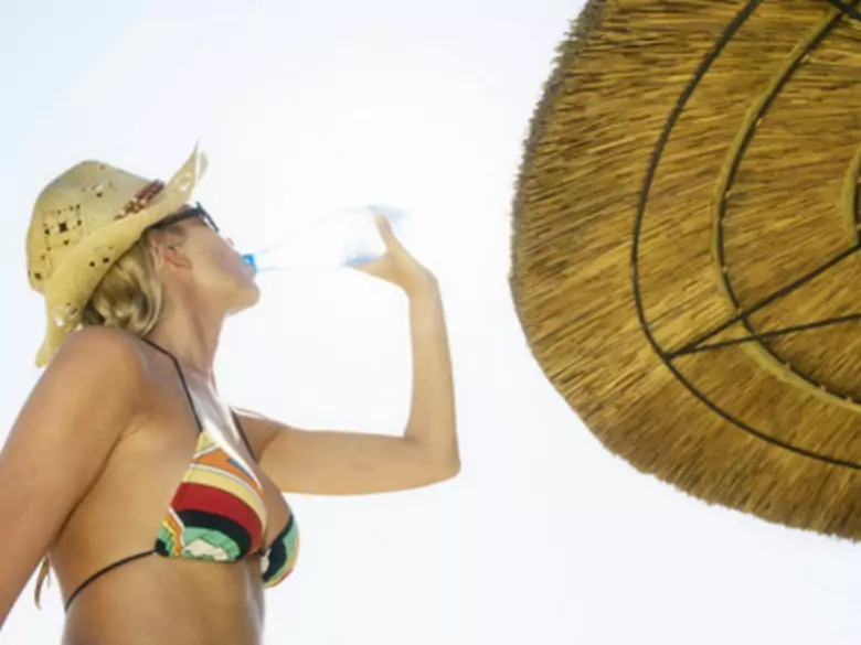 Wie schützt man den Körper und den Kopf bei heißem Wetter?