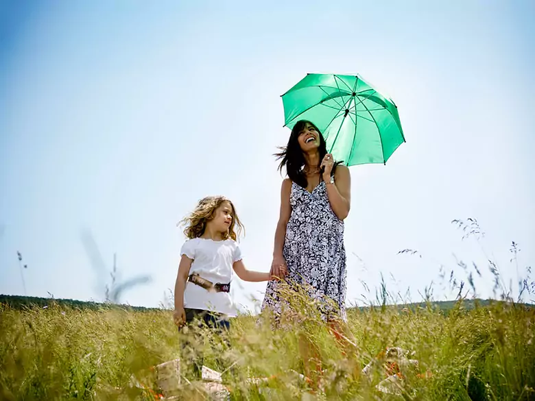 Erste Hilfe bei einem Sonnenstich bei einem Kleinkind