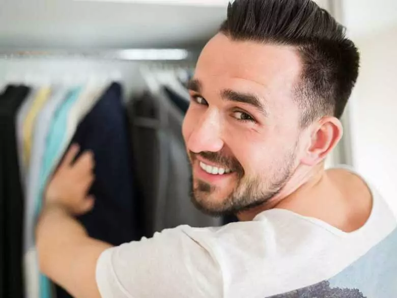 Stress und Unsicherheit - ein Mann vor einem ersten Date