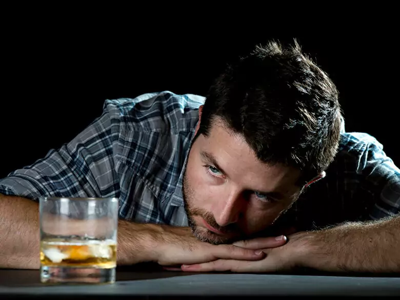 Was sind die Nebenwirkungen von übermäßigem Alkoholkonsum?