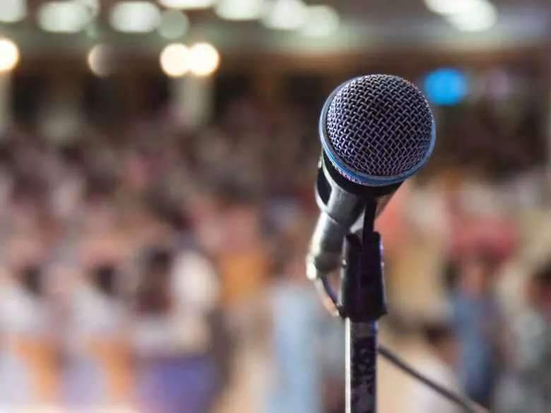 Was sind gesunde Wege, um mit der Angst vor öffentlichen Auftritten umzugehen?