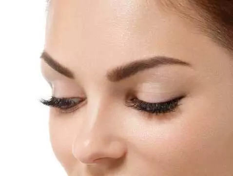 Wie kann man die Wimpern stärken?