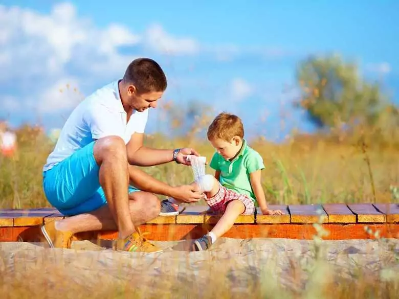 Ein Kind stürzt: Was ist dann zu tun und was zu unterlassen?