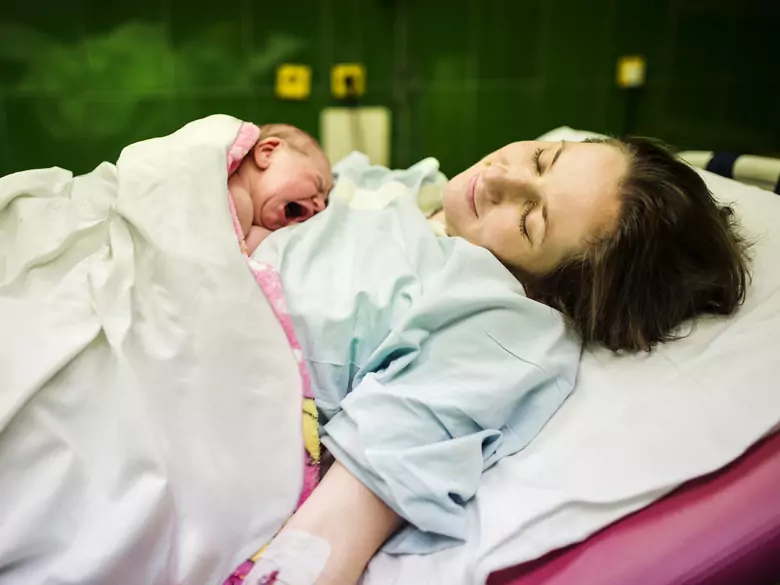 Natürliche Geburt und Kaiserschnitt - Folgen in der ersten Lebensphase des Babys