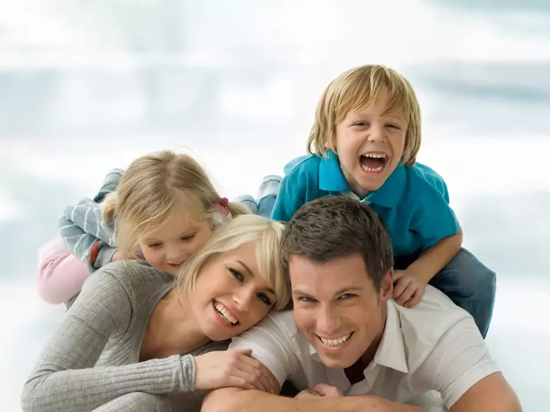 Wie entstehen die ersten Beziehungen zwischen Kind und Eltern?