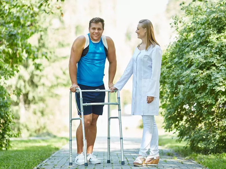 Wissenschaftler aus der Schweiz haben ein Implantat entwickelt, das es Menschen mit durchtrenntem Rückenmark ermöglicht, zu gehen