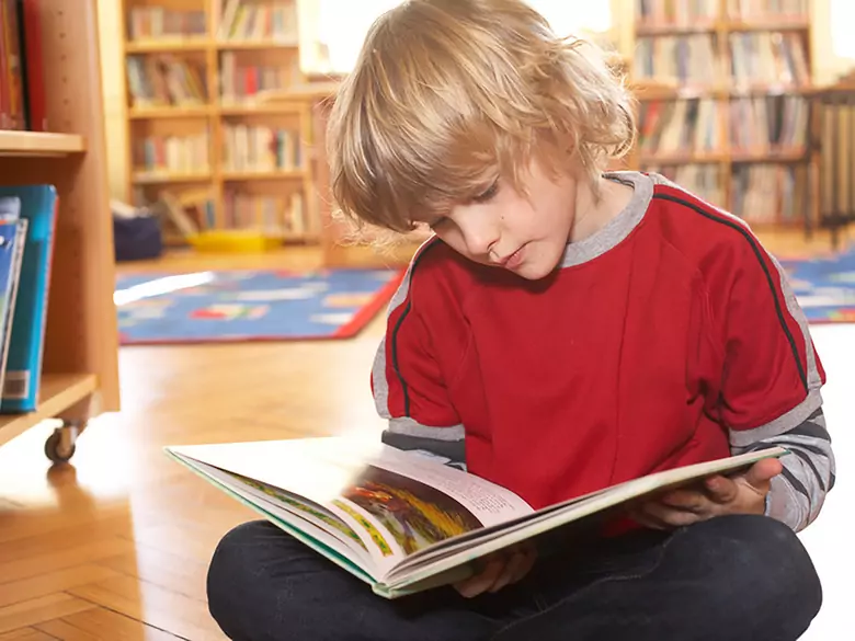 Kinder, die große Gruppen von Menschen meiden: Schüchternheit oder soziale Phobie?