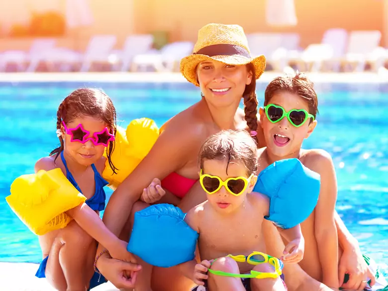 Wie schützt man ein kleines Kind vor der Hitze?